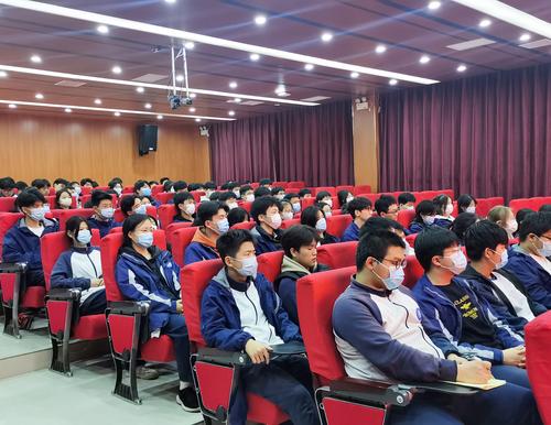 2同学们认真聆听并记录