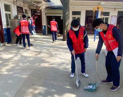 1志愿者们清扫院内垃圾 1志愿者们清扫院内垃圾