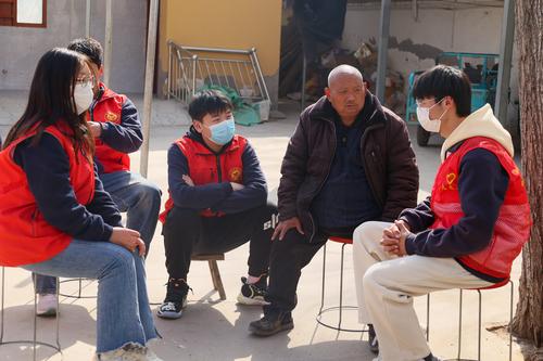 3志愿者与老人拉家常 3志愿者与老人拉家常