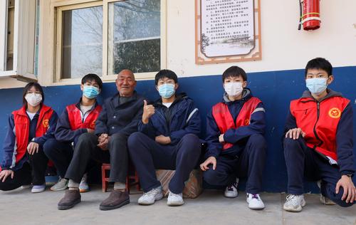 4志愿者与老人拉家常1 4志愿者与老人拉家常1