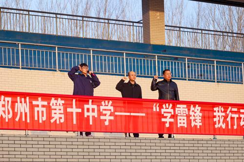 4田浩琪带领全体师生宣誓 4田浩琪带领全体师生宣誓