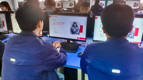 6学生通过多媒体学习雷锋同志事迹 6学生通过多媒体学习雷锋同志事迹