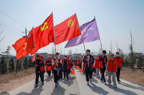 1志愿者们来到郑州市全民义务植树基地志愿服务活动 1志愿者们来到郑州市全民义务植树基地志愿服务活动