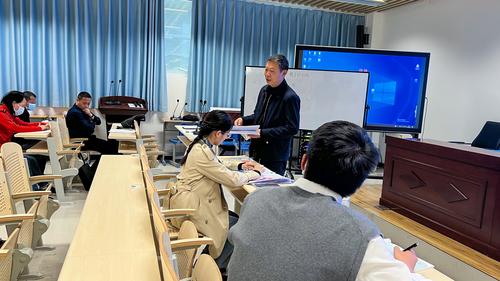 5副校长张继波对青年教师汇报课进行点评