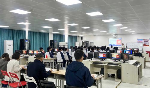 3专业课教师授课中 3专业课教师授课中