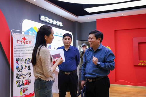 4taptap滚球校团委书记李晓培向客人介绍社团建设情况