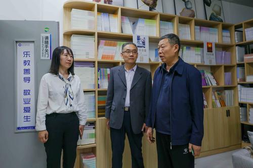 5督导组实地查看教师阅览室 5督导组实地查看教师阅览室