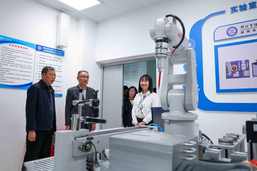 6督导组实地查看工业机器人等实训室 6督导组实地查看工业机器人等实训室