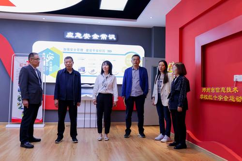 7督导组实地查看社团活动室 7督导组实地查看社团活动室