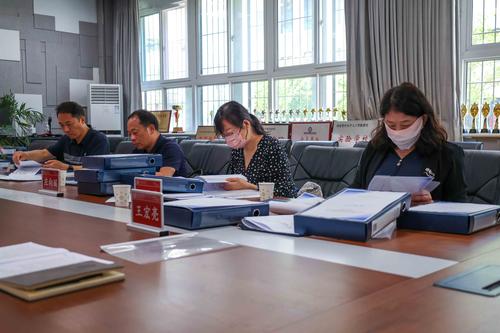 3验收专家组查阅相关佐证档案材料