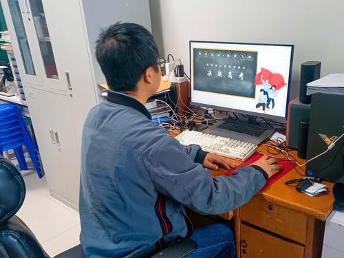 1.教务处副主任李鹏在进行高考前诚信教育和心理辅导