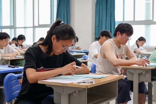 6考生认真答题 6考生认真答题