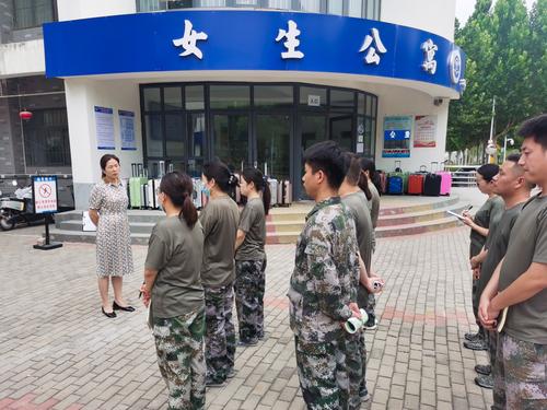 1宿舍教官负责人李金艳对本学期工作进行总结 1宿舍教官负责人李金艳对本学期工作进行总结