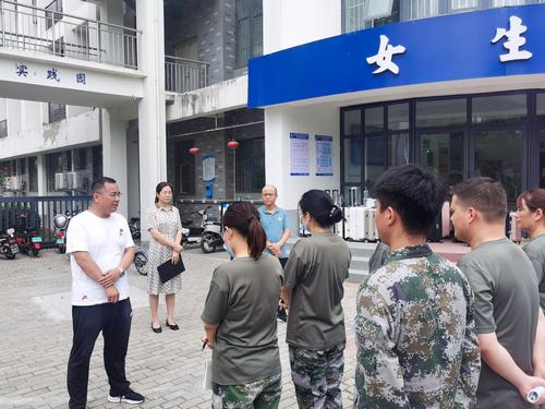 2.政教处主任张坤对所有教官提出工作要求 2.政教处主任张坤对所有教官提出工作要求