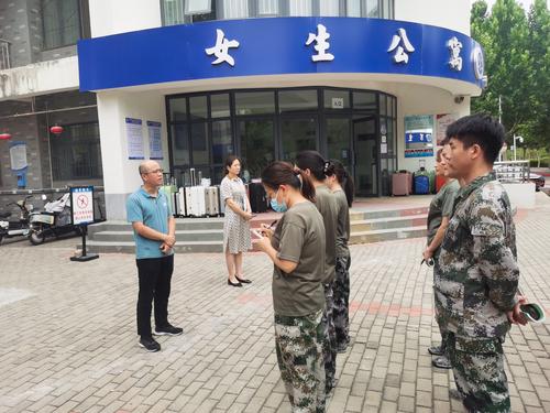 3.副校长王宏亮进行总结讲话 3.副校长王宏亮进行总结讲话