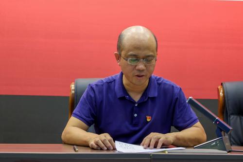 2副校长王宏亮宣读《关于授予林金生、张继波、钟宁等15名同志校园“学习强国”学习标兵荣誉称号的决定》