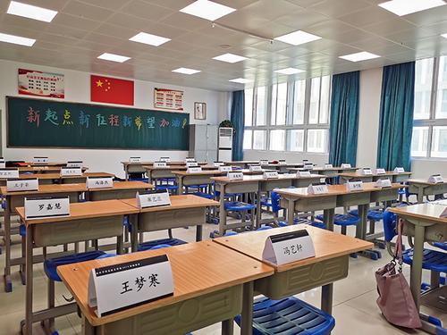 7班主任为新生制作专属桌签