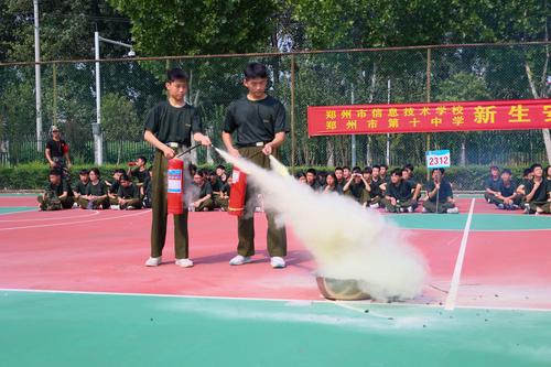6.同学们亲身体验灭火演练