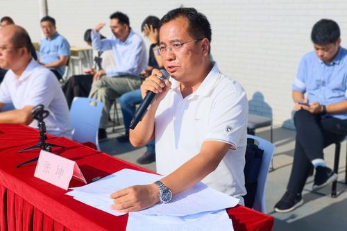 2.政教处主任张坤主持