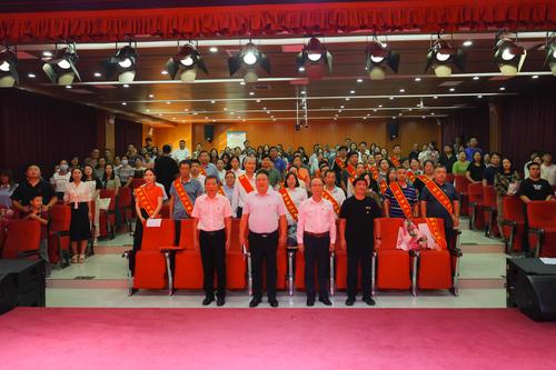 2.全体教师共同歌唱国歌