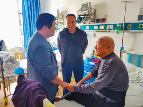 1.副校长郑棣代表学校领导慰问离休教师 1.副校长郑棣代表学校领导慰问离休教师