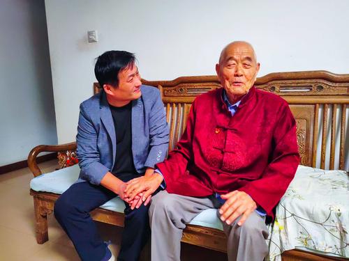 3.与离休教师庞振邦话家常 3.与离休教师庞振邦话家常