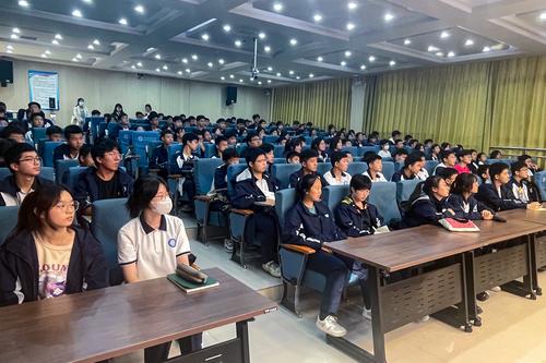 3学生们认真听讲 3学生们认真听讲