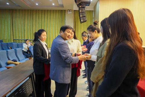 3副校长郑棣为过“政治生日”党员颁发贺卡和书籍 3副校长郑棣为过“政治生日”党员颁发贺卡和书籍