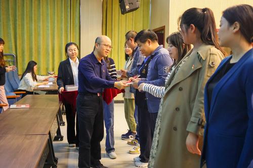 4副校长王宏亮为过“政治生日”党员颁发贺卡和书籍 4副校长王宏亮为过“政治生日”党员颁发贺卡和书籍
