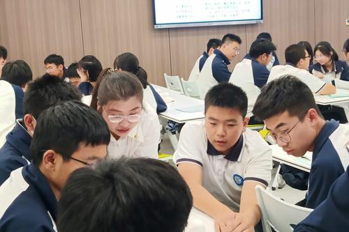 2.同学们在进行激烈的讨论 2.同学们在进行激烈的讨论