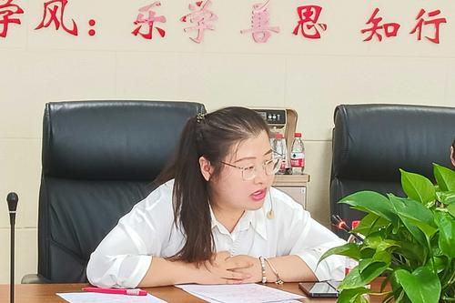 4.孔孟月老师在阐述自己的教学思路 4.孔孟月老师在阐述自己的教学思路