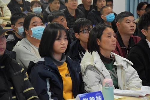 2家长和学生一起 参加家长会 2家长和学生一起 参加家长会