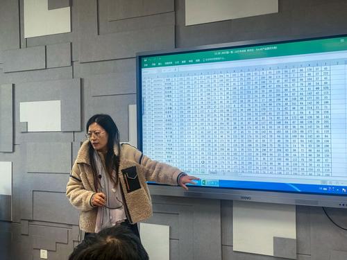 1.高一年级长李新华老师在分析月考成绩 1.高一年级长李新华老师在分析月考成绩