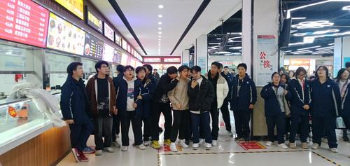 1.同学们在激情演唱 1.同学们在激情演唱