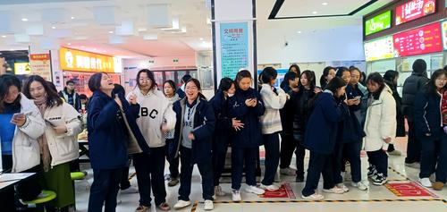 2.同学们纷纷展示自己的才艺 2.同学们纷纷展示自己的才艺