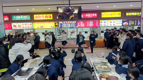 3.同学们自发组成舞蹈队伍,为“演唱会”增添活力 3.同学们自发组成舞蹈队伍,为“演唱会”增添活力
