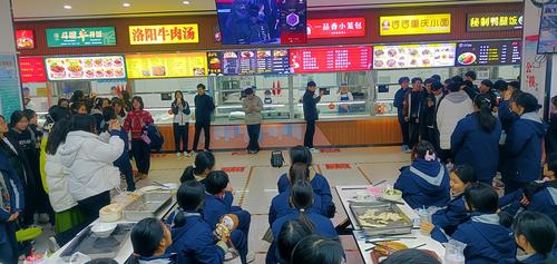 5.学生第一餐厅歌声飞扬,热闹非凡 5.学生第一餐厅歌声飞扬,热闹非凡
