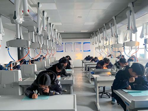 同学们在积极参与数学竞赛-(1) 同学们在积极参与数学竞赛-(1)