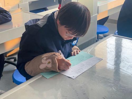 同学们在积极参与数学竞赛-(2) 同学们在积极参与数学竞赛-(2)