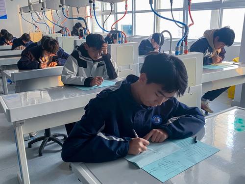 同学们在积极参与数学竞赛-(3) 同学们在积极参与数学竞赛-(3)
