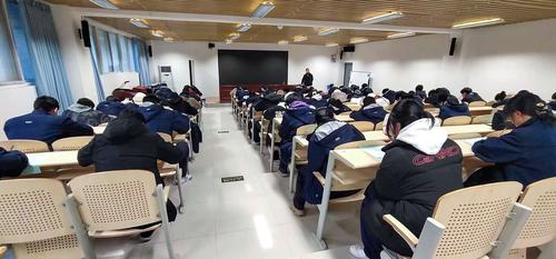同学们在积极参与数学竞赛-(5) 同学们在积极参与数学竞赛-(5)