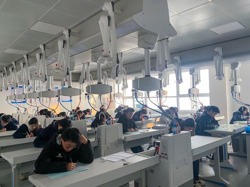 同学们在积极参与数学竞赛-(7) 同学们在积极参与数学竞赛-(7)