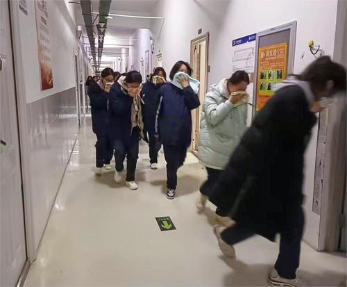 1教师引导学生快速安全有序地撤离至安全地带 1教师引导学生快速安全有序地撤离至安全地带