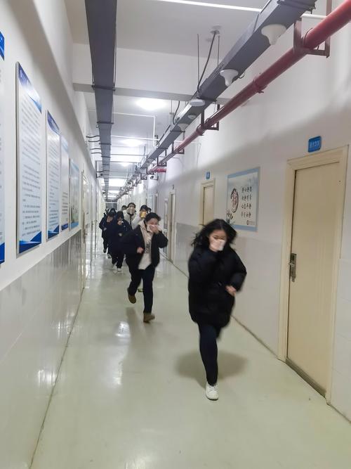 2同学们从公寓区撤离 2同学们从公寓区撤离