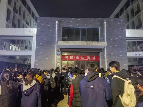 3师生疏散至安全地带 3师生疏散至安全地带
