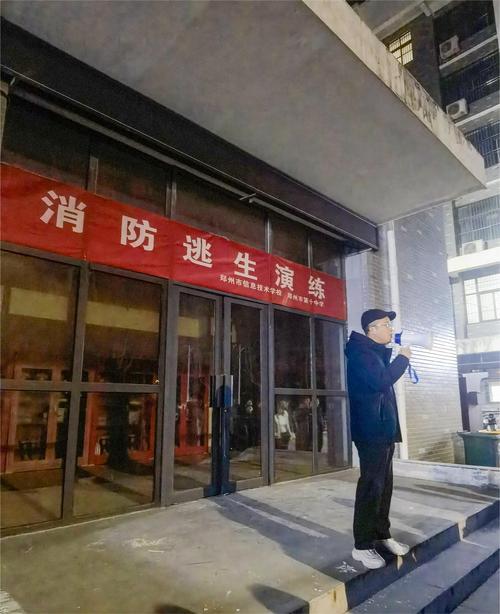 4副校长王宏亮对本次消防逃生演练进行点评 4副校长王宏亮对本次消防逃生演练进行点评
