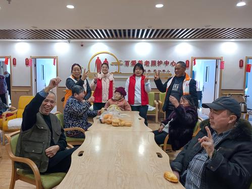 2313班宋嘉蕊在社区养老中心陪伴老人 2313班宋嘉蕊在社区养老中心陪伴老人