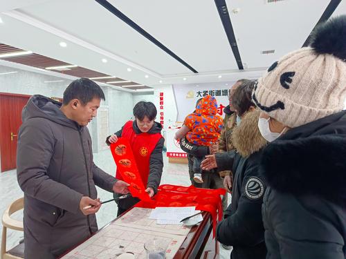 学生韩紫康参与“文明实践贺新年·墨香四溢暖民心”义写春联主题活动 学生韩紫康参与“文明实践贺新年·墨香四溢暖民心”义写春联主题活动