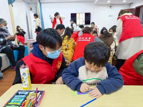 学生利用假期时间辅导小朋友做手工 学生利用假期时间辅导小朋友做手工