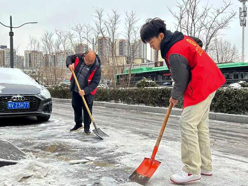 学生张楚衡参与社区除雪志愿服务活动 学生张楚衡参与社区除雪志愿服务活动